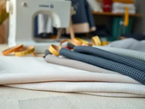 Jak dobrać dzianinę na legginsy lub ubranie sportowe – właściwości, gramatura, wykończenie